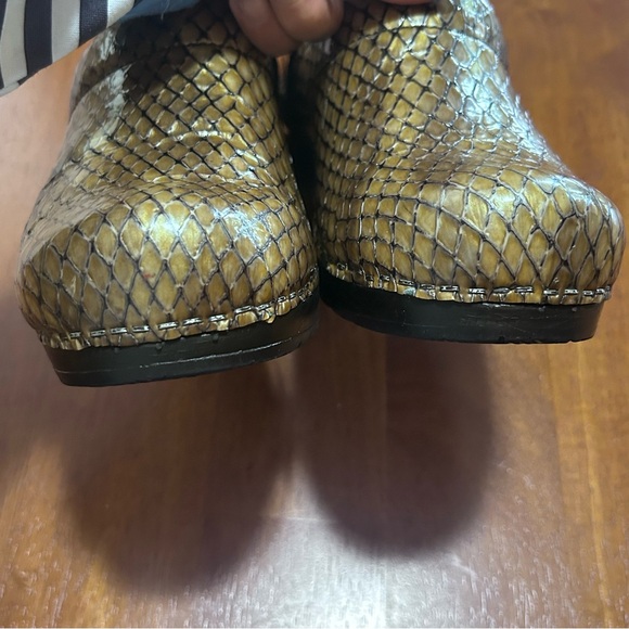 Dansko Sanita Copper Brown Faux Snake Skin Clogs Slip On Shoes Womens 38 US 7.5 - Picture 7 of 9